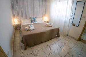 - une chambre avec un lit et 2 serviettes dans l'établissement Hippocampus B&B, à Giardini Naxos