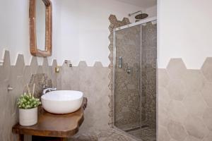 La salle de bains est pourvue d'un lavabo et d'une douche. dans l'établissement Casa Giosuè - Your home on the Amalfi Coast, à Conca dei Marini