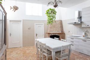 une cuisine avec une table et des chaises ainsi qu'une cheminée dans l'établissement Casa Giosuè - Your home on the Amalfi Coast, à Conca dei Marini