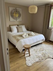 ein Schlafzimmer mit einem großen Bett und einem Teppich in der Unterkunft chez max et laurie in Souvans