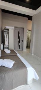 Un dormitorio con una cama grande y un armario. en Mimino T&G, en Tiflis