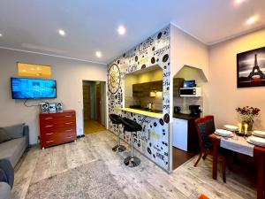 TV a/nebo společenská místnost v ubytování Apartament Karkonoska 19 Karpacz by Przycup w Karkonoszach Apartamenty Karpacz Centrum Karkonosze