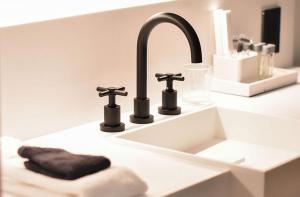 - un lavabo avec deux robinets dans la salle de bains dans l'établissement Cribs on Main, à Picton