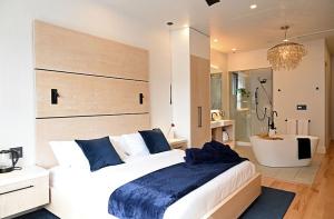 um quarto com uma cama grande e uma banheira em Cribs on Main em Picton