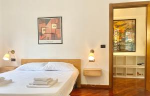 熱那亞的住宿－CasaViva - Bilo with patio in Genova San Teodoro，一间卧室配有一张带白色床单和镜子的床