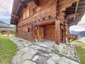 uma vista para o exterior de um edifício de madeira com um alpendre em Teura em Verbier