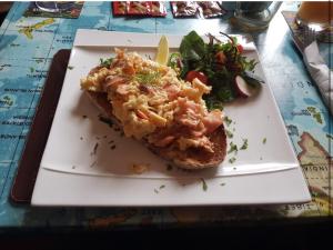 un plato de comida con un sándwich y una ensalada en Cross Keys Hotel Chatteris en Chatteris