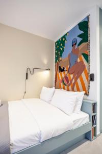מיטה או מיטות בחדר ב-Mazi Rooms Charilaou 2,2