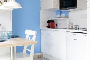 Kuchyň nebo kuchyňský kout v ubytování Joli studio rénové quartier Port Olona Les Sables 2 personnes + 5 fotografií