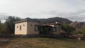 Casas de Juella في تيلكارا: منزل صغير في خلفية جبل