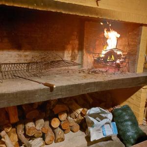 een bakstenen oven met een vuur erin bij Posada Mar Azul con Jacuzzi in Punta Del Diablo