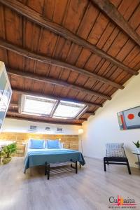 1 dormitorio con cama y techo de madera en B&B Cubbaita, en Palermo