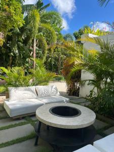烏干桑的住宿－SUNNYRENT. Guest villa Dreamland，花园内的沙发和桌子