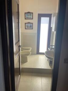 Um banheiro em Nice Apartment in Margine Rosso