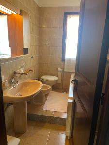 ein Bad mit einem Waschbecken und einem WC in der Unterkunft Nice Apartment in Margine Rosso in Quartu SantʼElena