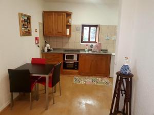 a kitchen with a table and a table and chairs at José Domingos in Belmonte