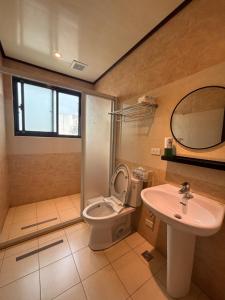 un bagno con un water e un lavandino di 充電樁 羅東雲朵朵Cloud B&B免費洗衣機 烘衣機 近週三清溝 星巴克咖啡豆 國旅卡特約店 a Luodong