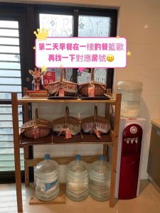 a shelf filled with lots of plastic containers at 充電樁 羅東雲朵朵Cloud B&B 免費洗衣機 烘衣機 星巴克咖啡豆 國旅卡特約店 in Luodong