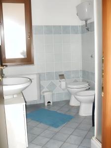 baño con 2 aseos y lavamanos en 2 bedrooms apartement with balcony and wifi at Nughedu Santa Vittoria, en Nughedu Santa Vittoria