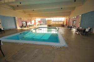Bazén v ubytování Radisson Hotel Duluth-Harborview nebo v jeho okolí