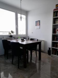 jadalnia ze stołem i krzesłami w obiekcie Room for women or couples w Lublanie