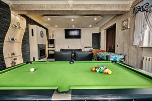 a pool table in a living room with a billiard at Noclegi Emma - Pokoje Gościnne in Gliczarów