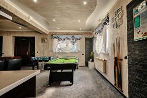a billiard room with a pool table in it at Noclegi Emma - Pokoje Gościnne in Gliczarów