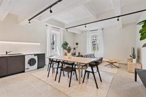 - une cuisine et une salle à manger avec une table et des chaises dans l'établissement Clausen Hideaway Modern Accommodation, à Luxembourg