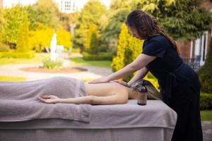 una mujer le está dando un masaje a una mujer en Hayfield Manor en Cork