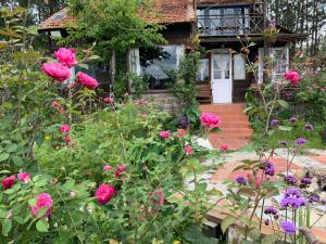 una casa con flores delante en Romantic house on a pine hill Dalat en Ấp Xuân An
