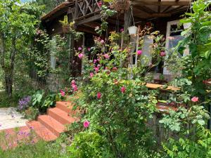 una casa con un ramo de flores delante de ella en Romantic house on a pine hill Dalat en Ấp Xuân An