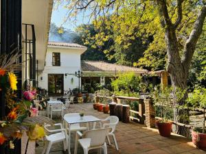 オヘンにあるHotel El Refugio de Juanarのパティオ(テーブル、椅子付)、