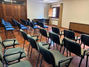 une pièce vide avec des chaises et un podium dans l'établissement Hotel El Refugio de Juanar, à Ojén
