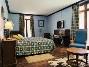 - une chambre avec un lit, un bureau et une chaise dans l'établissement Hotel El Refugio de Juanar, à Ojén