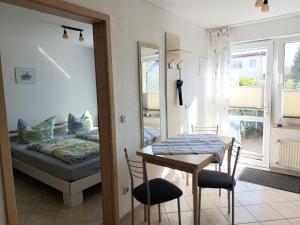 Zimmer mit einem Tisch und einem Bett sowie einem Tisch und Stühlen in der Unterkunft Ferienquartier Müller Z4 in Zinnowitz