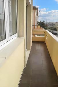 un balcón vacío con vistas a una ventana en 3 bedrooms apartement with city view shared pool and enclosed garden at Feijo 5 km away from the beach en Almada