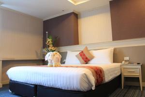 Postel nebo postele na pokoji v ubytování โรงแรมวีวิช V Wish Hotel