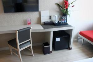 TV a/nebo společenská místnost v ubytování โรงแรมวีวิช V Wish Hotel