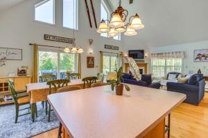eine Küche und ein Wohnzimmer mit einem Tisch und Stühlen in der Unterkunft North Conway Home with Access to 5 Private Beaches! in Conway