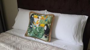 almohada sobre una cama con 2 almohadas en Room with the Oh Wow! View & Roof Top, en Panamá