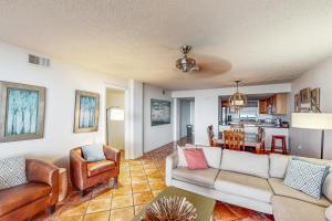 sala de estar con sofá y sillas y cocina en Sunswept 801, en Orange Beach