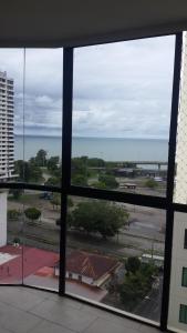 una vista del océano desde una ventana en Room with the Oh Wow! View & Roof Top, en Panamá