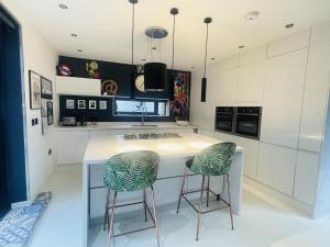 A kitchen or kitchenette at Unique and Artsy Getaway- 4 Bed House in Caterham