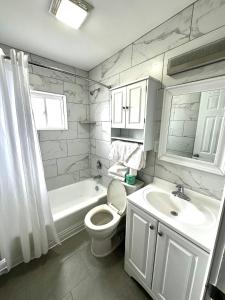 懷爾德伍德的住宿－Sea Kist Motel，白色的浴室设有卫生间和水槽。