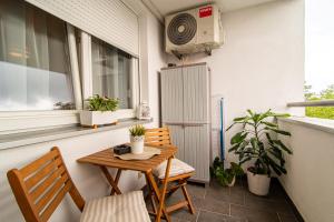 ザグレブにあるFlexible SelfCheckIns 80 - Zagreb - Garage - Arena - Bedroom - Newのバルコニー(テーブル、椅子、暖房付)