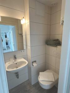 bagno con lavandino e servizi igienici di Seelord 53 (Meloh) a Norderney