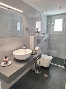 Bilik mandi di Elysian Apartment