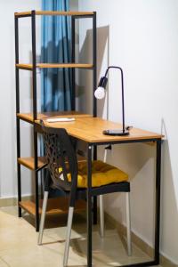 a desk with a chair and a lamp on it at Pousada Nativos Lençois in Lençóis