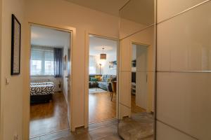 ザグレブにあるFlexible SelfCheckIns 80 - Zagreb - Garage - Arena - Bedroom - Newのガラスの引き戸のあるリビングルーム