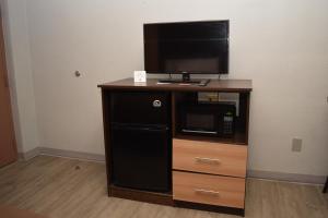 TV a/nebo společenská místnost v ubytování University Manor Inn